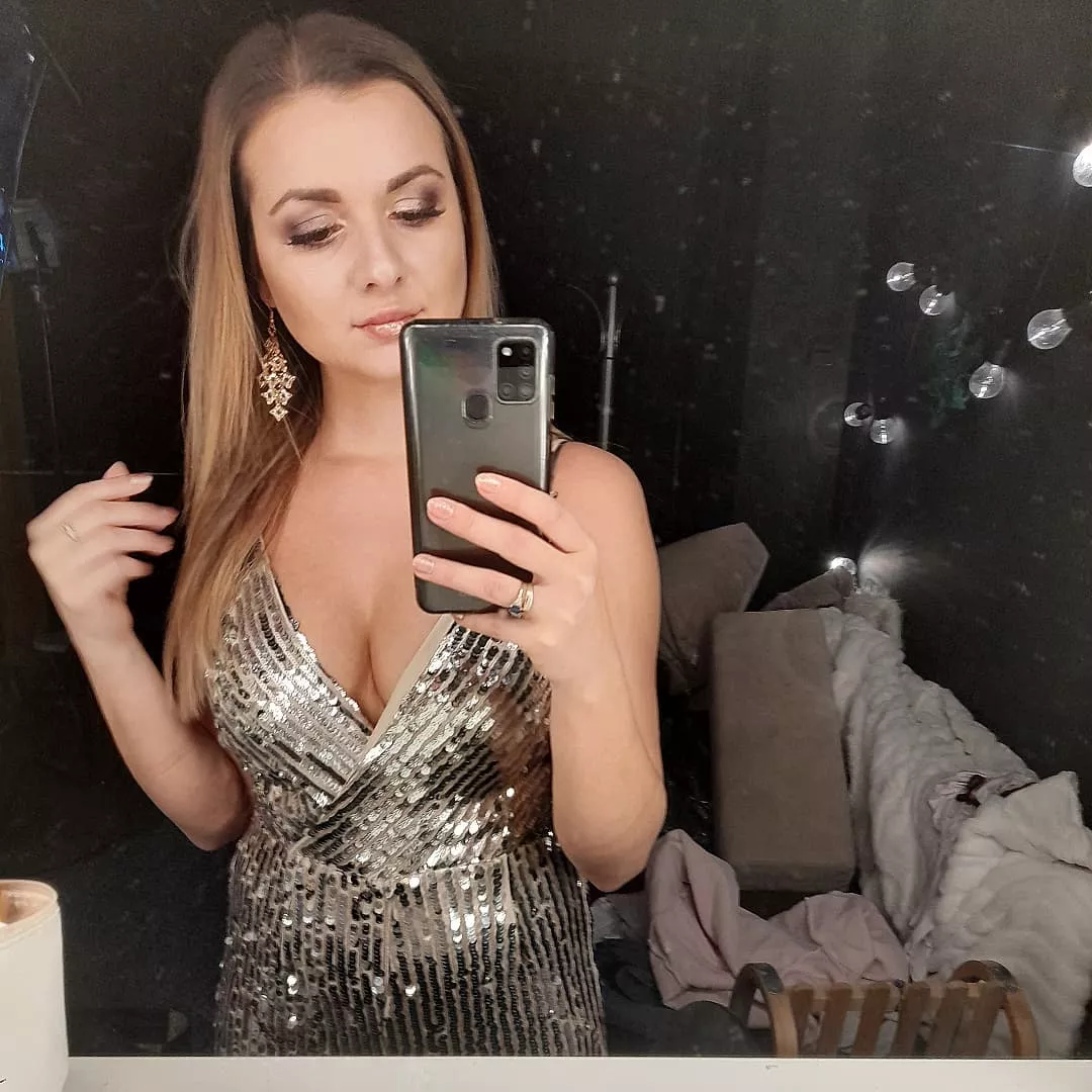 Uwielbiana gwiazda disco polo w wyjątkowej, świecącej kreacji! Uwagę zwraca jej odsłonięty biust! 